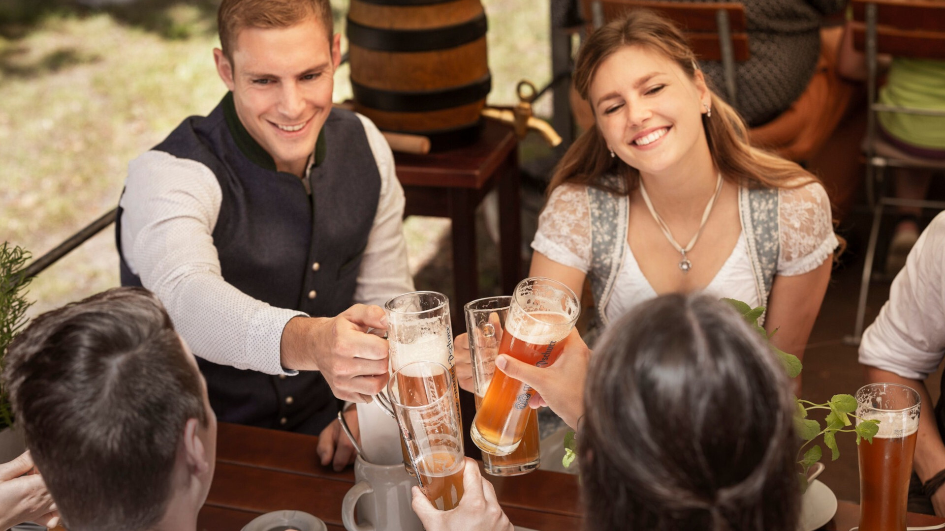 Bayerische Tracht im Biergarten – W...