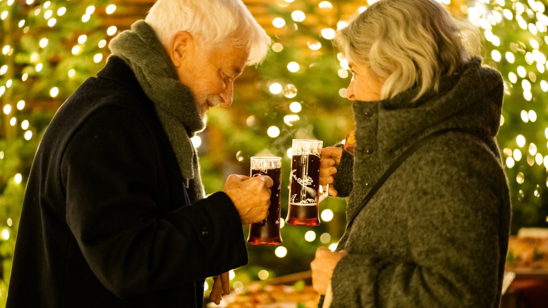Ein Pärchen steht mit einem selbstgemachten Glühwein im Brauhaus im Schloss