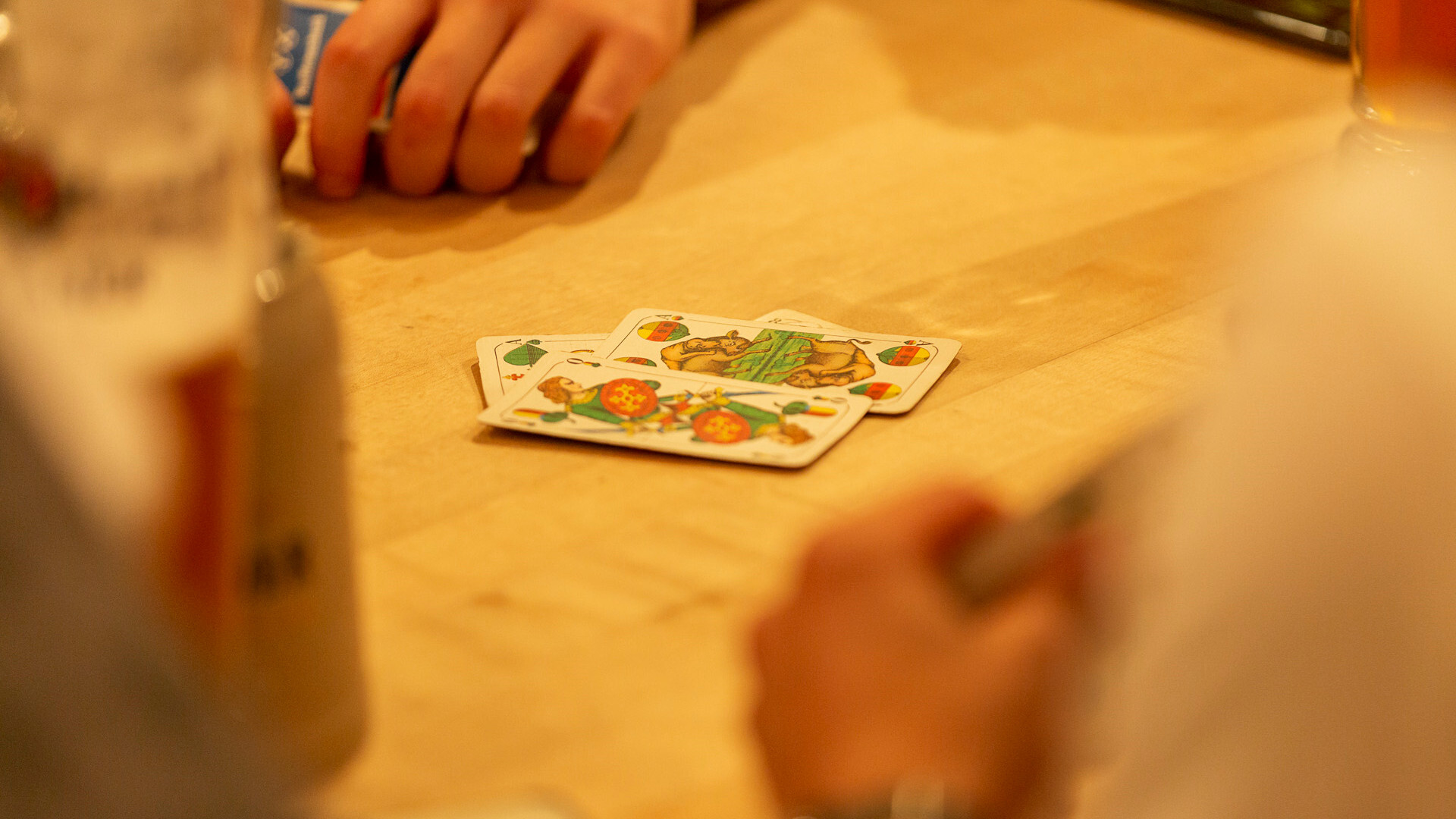 Traditionelle Kartenspiele im Wirts...