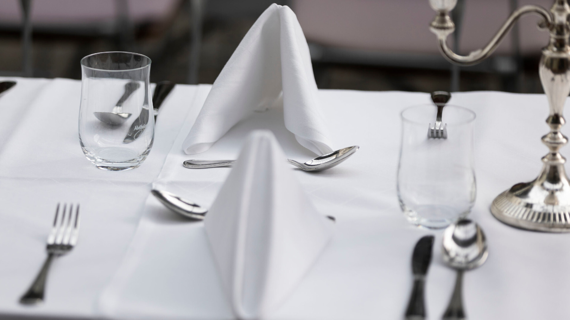 Ein gedeckter Tisch zum Valentinstag im Restaurant