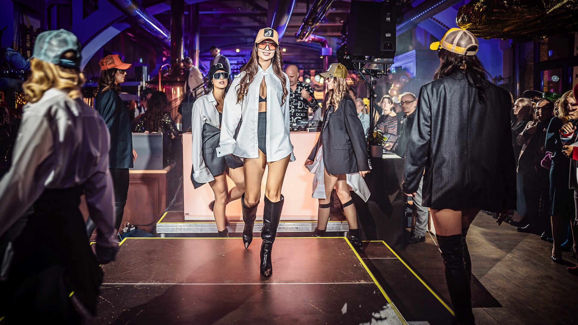 Models auf dem Laufsteg des FACE AND FASHION-Events